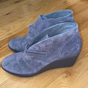 TSUBO grey suede wedges size 8.5, EUC